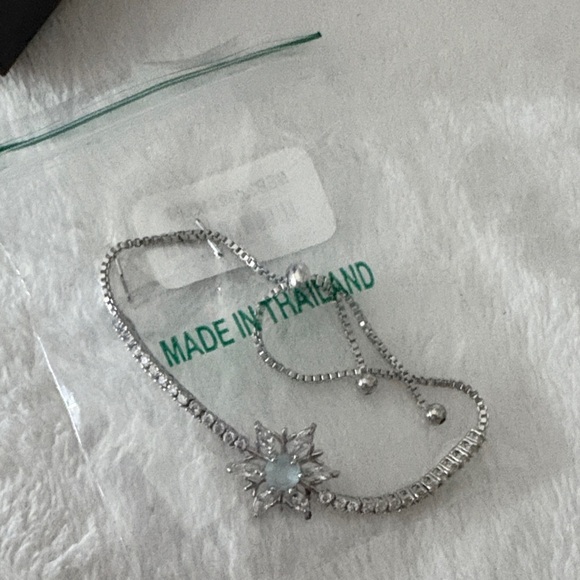 Dazzling Silver Necklace with Starburst Pendant - Picture 1 of 3